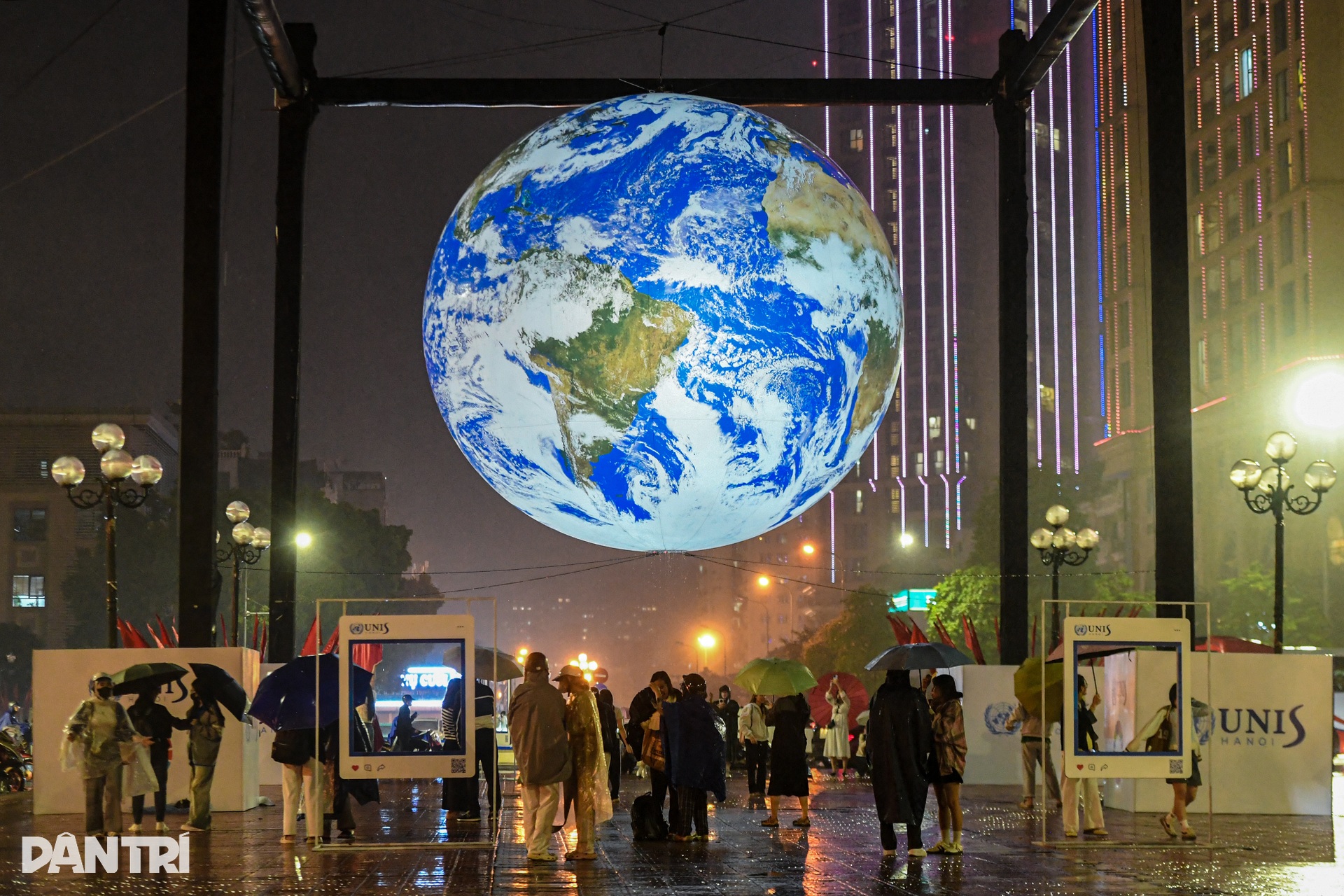 Giới trẻ đội mưa chiêm ngưỡng mô hình Trái Đất khổng lồ tại Hà Nội - 3