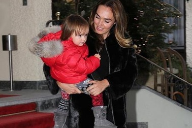 Chồng bị bắt, con gái tỷ phú F1 vẫn vui vẻ đi trượt tuyết