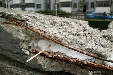 Sửng sốt với thanh bêtông bên trong nhét đầy xốp ở Trung Quốc