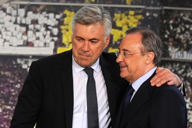 Mượn chuyện Benitez, Ancelotti “lật mặt” Perez.