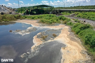 TPHCM: Nước rỉ rác chạy vòng quanh nhà máy xử lý do hết hạn hợp đồng