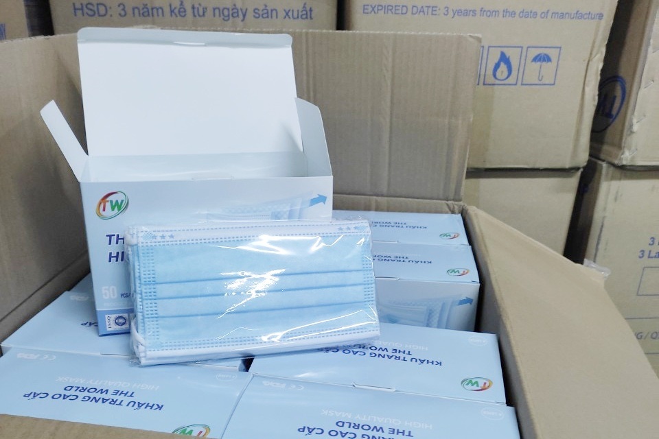 Khẩu trang y tế rục rịch tăng giá, hàng xịn 1,3 - 1,4 triệu đồng/thùng - 1 Khẩu trang y tế rục rịch tăng giá, hàng xịn 1,3 - 1,4 triệu đồng/thùng - 1