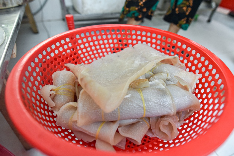 Gia đình 3 thập kỉ làm nem nắm: Băm thái từ 3h đêm, hết 500 - 700 gói/ngày - 6 Gia đình 3 thập kỉ làm nem nắm: Băm thái từ 3h đêm, hết 500 - 700 gói/ngày - 6
