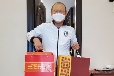 Thủ tướng gửi quà Tết cho HLV Park Hang Seo