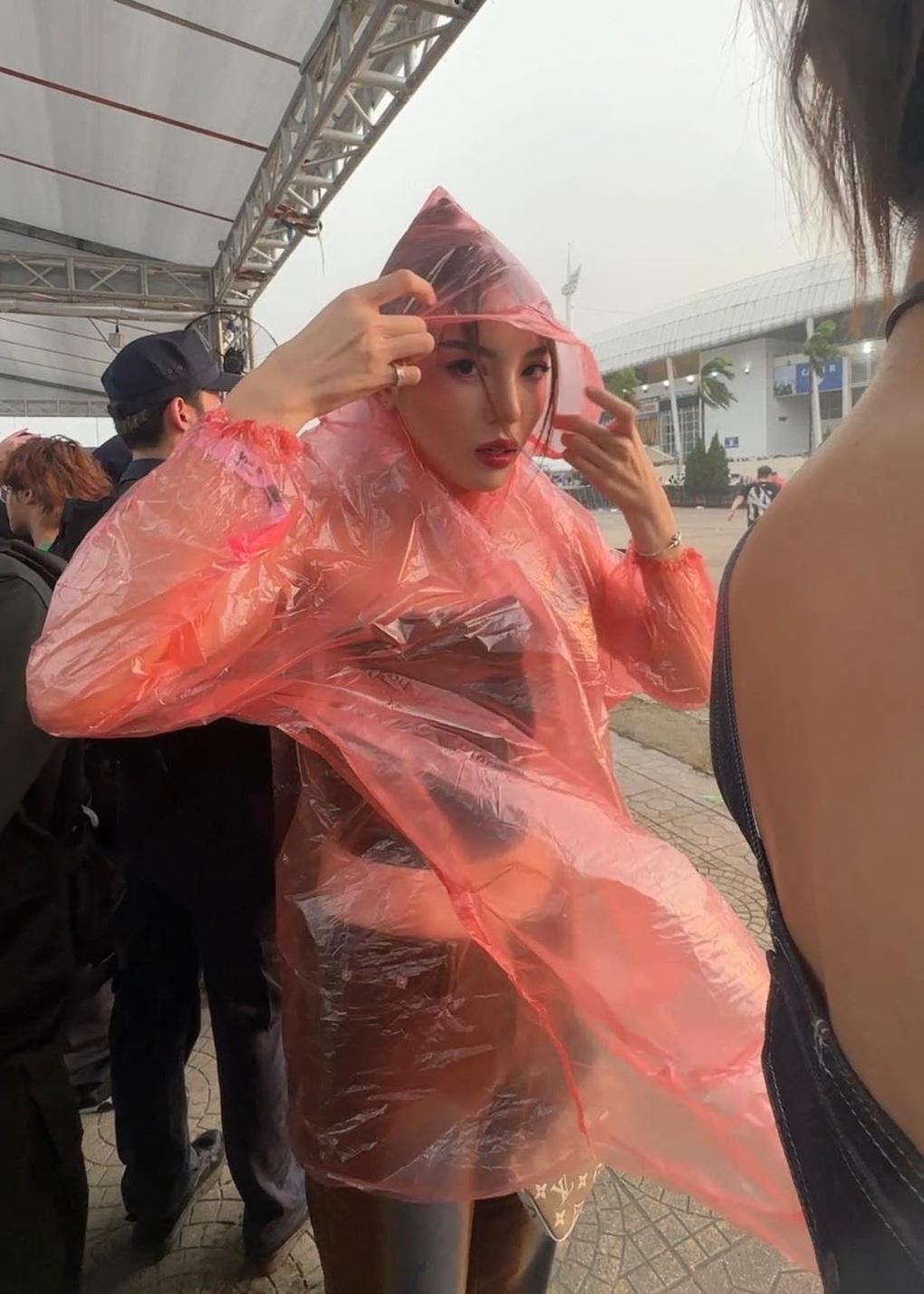 Loạt khoảnh khắc đội mưa đi xem Blackpink đáng nhớ của sao Việt - 1 Loạt khoảnh khắc đội mưa đi xem Blackpink đáng nhớ của sao Việt - 1