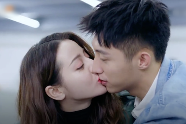 Địch Lệ Nhiệt Ba và Hoàng Cảnh Du lộ bằng chứng hò hẹn "bí mật"