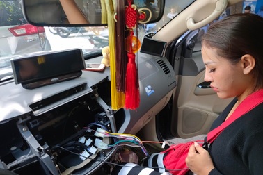 "Độ" màn hình Android trên ô tô: Thượng vàng hạ cám, mất tiền như chơi