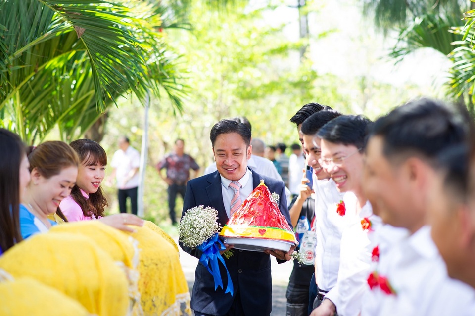 Khoảnh khắc hạnh phúc trong lễ cưới Đình Hiếu Cổng mặt trời ở Cà Mau - 1 Khoảnh khắc hạnh phúc trong lễ cưới Đình Hiếu Cổng mặt trời ở Cà Mau - 1