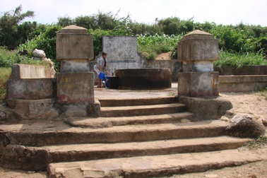 Giếng Vua hàng trăm năm tuổi đang bị “bức tử”?