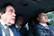 Tổng thống Putin cầm vô lăng, trò chuyện cùng đạo diễn Mỹ
