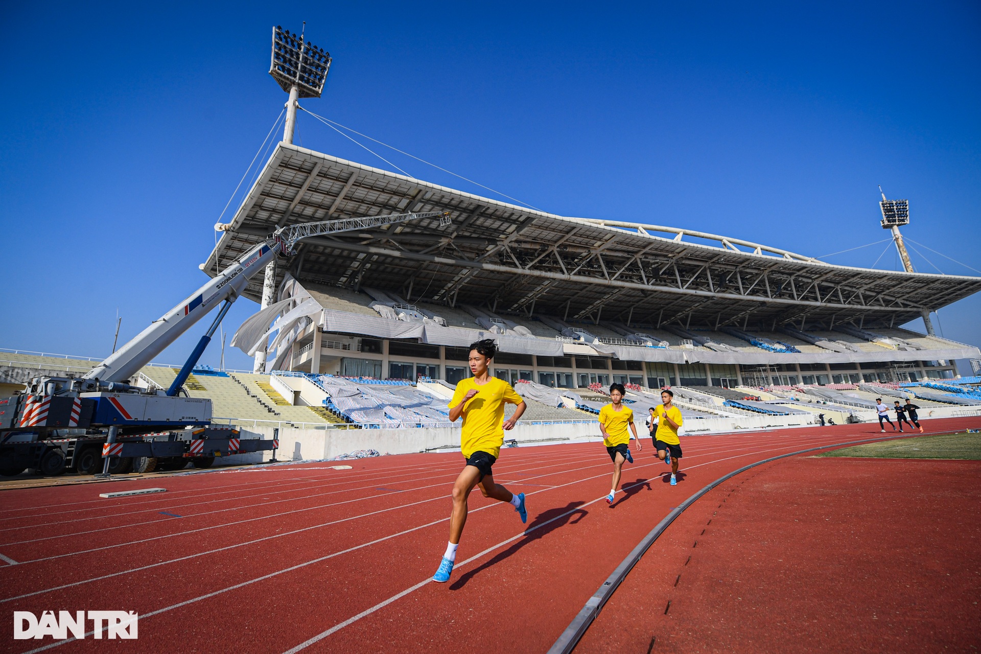Sân Mỹ Đình ngổn ngang công trình sau khi tháo dỡ 40.000 ghế ngồi khán đài - 15