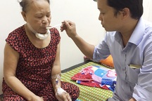 Cảm phục cảnh con rể chăm sóc mẹ bị ung thư bên giường bệnh