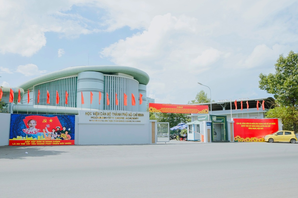 TPHCM náo nức trước giờ công bố các nghị quyết sáp nhập - 1 TPHCM náo nức trước giờ công bố các nghị quyết sáp nhập