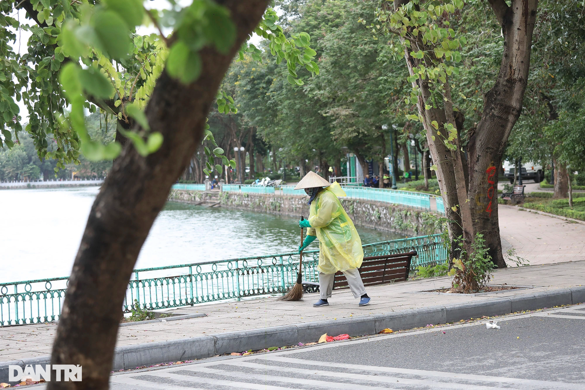 Mưa rét tràn về Hà Nội, người dân co ro trong nhiều lớp áo ấm - 11 Mưa rét tràn về Hà Nội, người dân co ro trong nhiều lớp áo ấm - 11