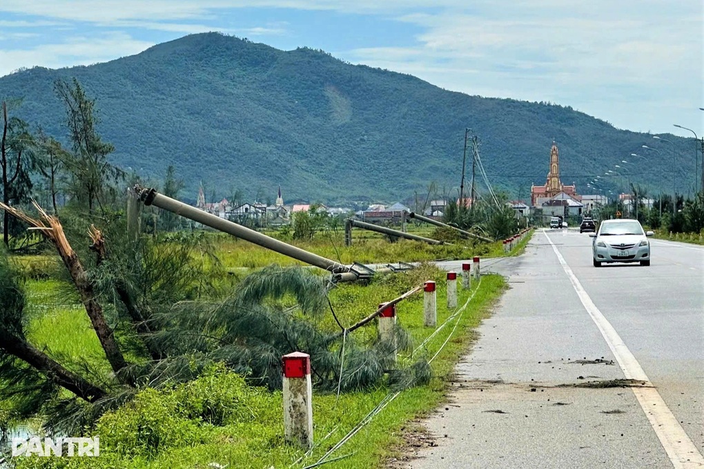 Xôn xao cột điện gãy gập sau bão Bualoi lộ sắt hộp, công an vào cuộc - 2 Xôn xao cột điện gãy gập sau bão Bualoi lộ sắt hộp, công an vào cuộc - 2
