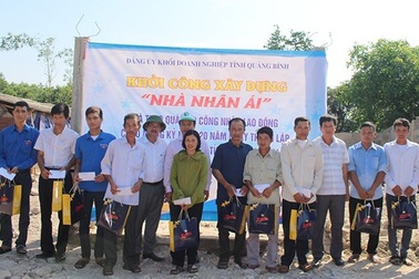 Hỗ trợ xây nhà nhân ái và tặng quà cho công nhân lao động khó khăn