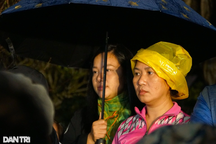 Người dân đội mưa xếp hàng chờ xin ấn đền Trần ở Thanh Hóa