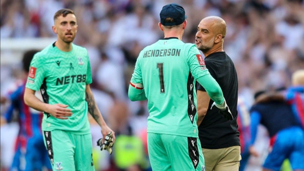 Pep Guardiola nổi giận, cãi nhau với người hùng của Crystal Palace trên sân - 1 Pep Guardiola nổi giận, cãi nhau với người hùng của Crystal Palace trên sân - 1