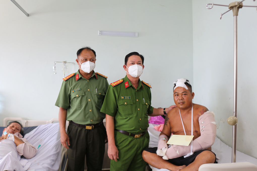 Gã trai chém tới tấp Trung tá công an, truy sát 2 bảo vệ dân phố - 2 Gã trai chém tới tấp Trung tá công an, truy sát 2 bảo vệ dân phố - 2