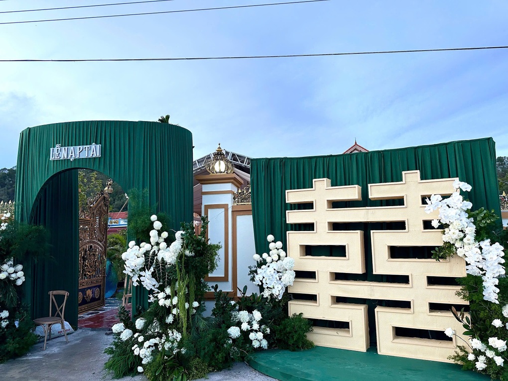 Không gian lễ ăn hỏi của Hoa hậu Đỗ Thị Hà và thiếu gia Quảng Trị - 1 Không gian lễ ăn hỏi của Hoa hậu Đỗ Thị Hà và thiếu gia Quảng Trị - 1