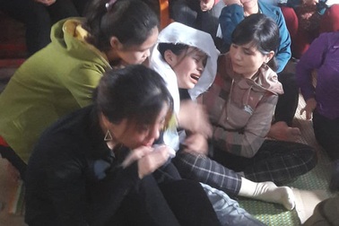 Làm hồ sơ xét đặc cách tốt nghiệp cho nữ sinh bỏ dở thi chịu tang bố