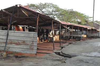 Lò mổ Thịnh Liệt vẫn “tra tấn” người dân