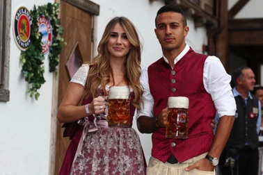 Ngắm những bóng hồng xinh đẹp hết lòng cổ vũ cho Bayern Munich