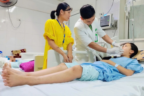 Con gái 12 tuổi nguy kịch sau tai nạn, mẹ đơn thân mắc suy thận cầu cứu