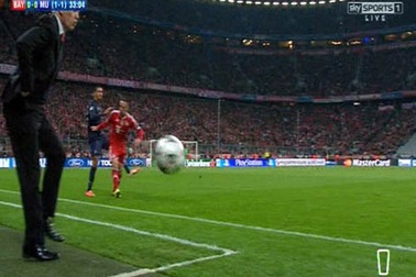 Chris Smalling suýt “triệt hạ” Moyes