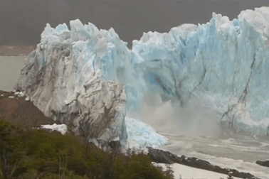 Khối băng hà khổng lồ sụp xuống với sức mạnh khủng khiếp như bom nổ