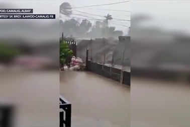 Siêu bão Goni làm vỡ đê ở Philippines