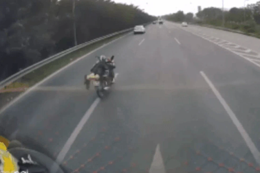 Tạm giữ tài xế nằm trên yên xe máy, tạt đầu ô tô ở Đại lộ Thăng Long