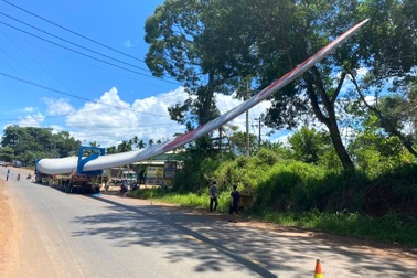 Va vào cánh quạt điện gió "siêu khủng", xe tải gây tai nạn liên hoàn