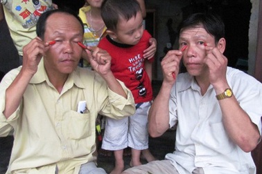 Hai “dị nhân” ăn ớt, bôi ớt vào mắt, tắm bằng… nước ớt