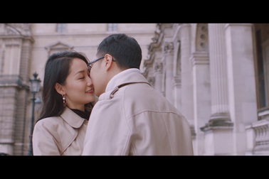 Ảnh cưới lãng mạn ngọt ngào của BTV Thu Hà và ông xã tại Paris (video: Lê Chí Linh)