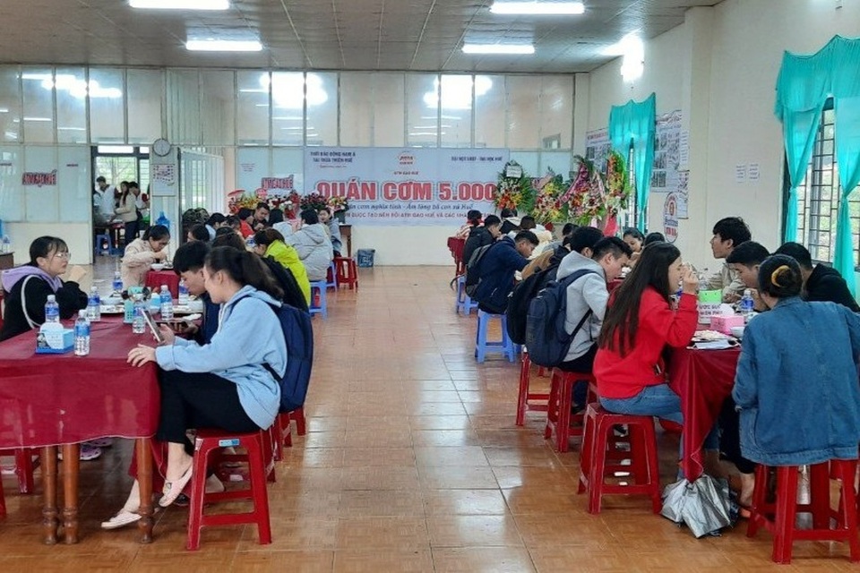 Người lao động nghèo, sinh viên xa nhà ấm lòng với Quán cơm 5000 - 1 Người lao động nghèo, sinh viên xa nhà ấm lòng với Quán cơm 5000 - 1