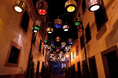 Biến hàng trăm lồng giặt thành đèn treo phố lung linh