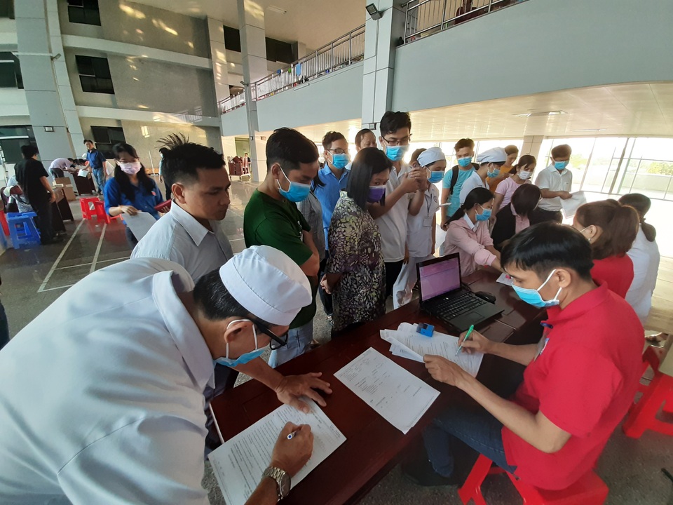 Hàng trăm nhân viên y tế hiến máu tình nguyện trong mùa dịch Covid-19 - 1 Hàng trăm nhân viên y tế hiến máu tình nguyện trong mùa dịch Covid-19 - 1