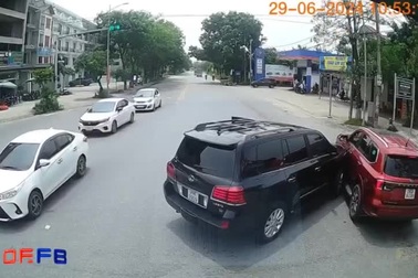 Xe sang gây tai nạn vì vượt đèn đỏ