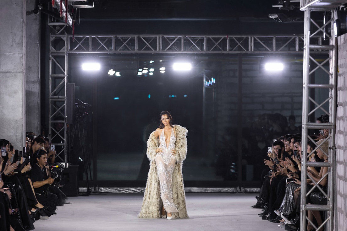 Minh Triệu vấp tà váy, xử lý sự cố chuyên nghiệp trên sàn diễn thời trang