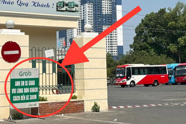 Tấm biển trước cổng Bến xe Bình Dương khiến nhiều người bức xúc