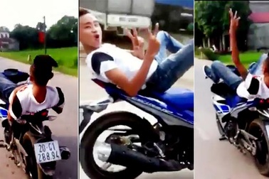 Thanh niên biểu diễn lái xe máy bằng chân lĩnh phạt nặng
