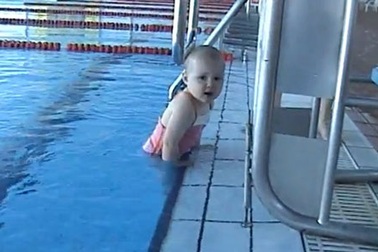 Kinh ngạc bé 21 tháng tuổi bơi như người cá