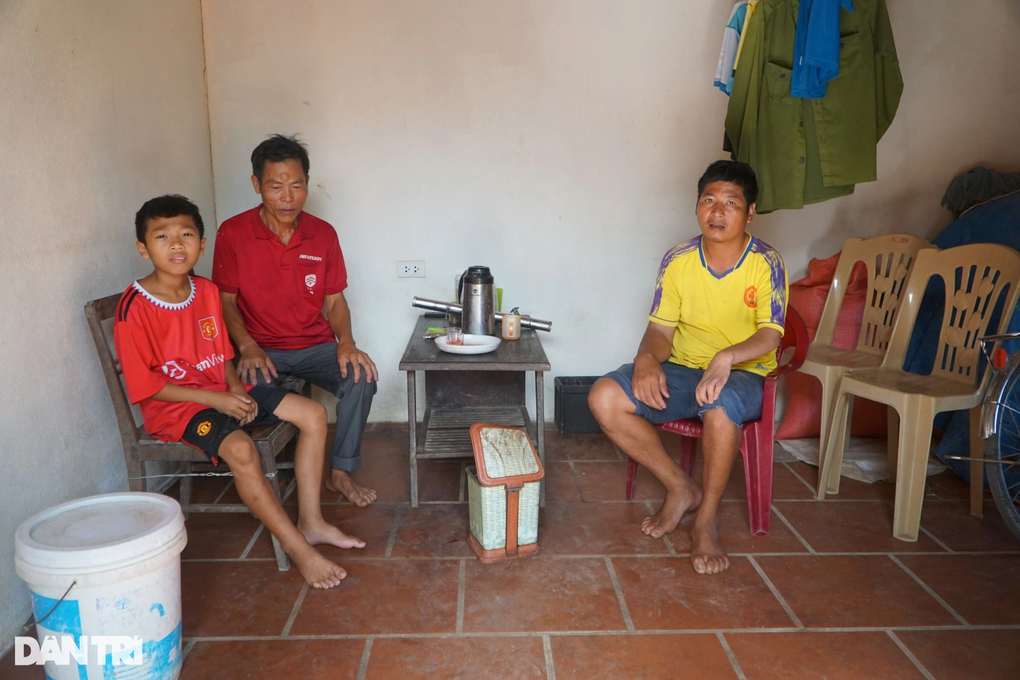 Tuổi thơ bất hạnh, mẹ mất, bố bỏ đi, cậu bé sống bên ông nội bị câm điếc - 2 Tuổi thơ bất hạnh, mẹ mất, bố bỏ đi, cậu bé sống bên ông nội bị câm điếc - 2