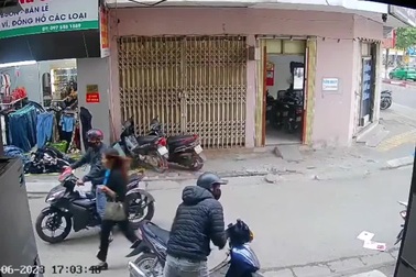 Hai thanh niên ngang nhiên lấy trộm xe máy giữa ban ngày