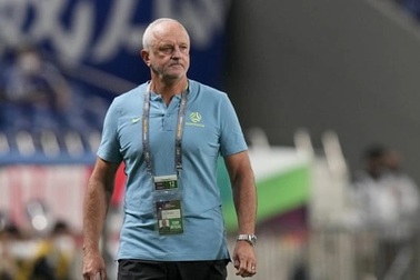 HLV Australia bất ngờ bị phạt nặng trước trận chiến sinh tử