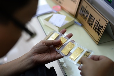 Giá USD tăng mạnh, vàng “đảo chiều” đi xuống