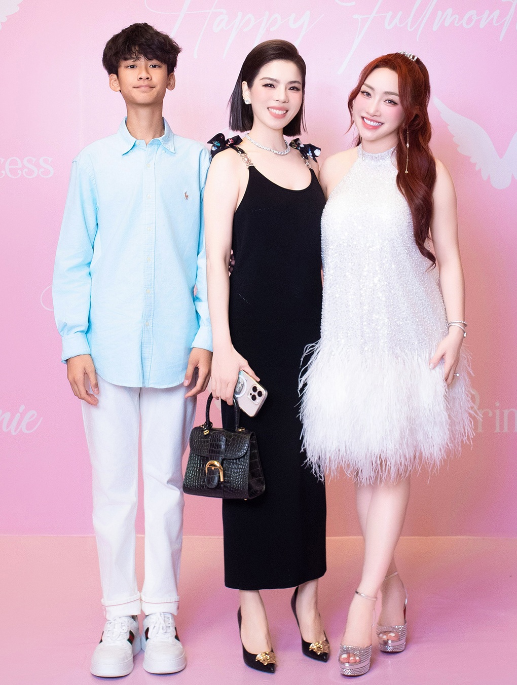 Bà xã Chi Bảo mặc gợi cảm trong tiệc đầy tháng con gái - 4 Bà xã Chi Bảo mặc gợi cảm trong tiệc đầy tháng con gái - 4