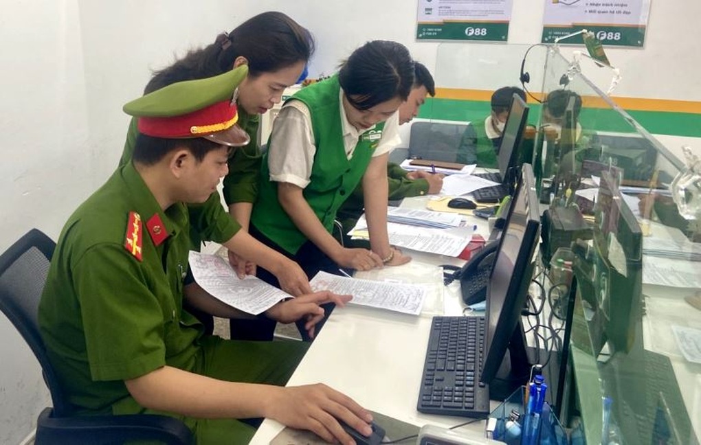 Hơn 500 cảnh sát đồng loạt kiểm tra 188 cơ sở cầm đồ, cho vay tài chính - 3 Hơn 500 cảnh sát đồng loạt kiểm tra 188 cơ sở cầm đồ, cho vay tài chính - 3