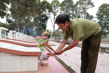 Người lính già đi khắp đất nước thắp nhang mộ liệt sĩ.